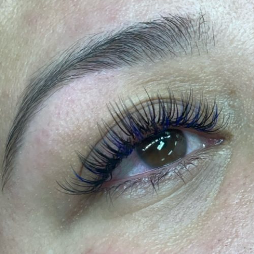 Wispy classic with color lashes
