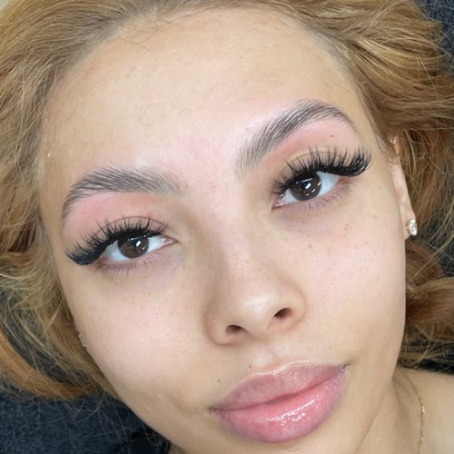 Brow lamination with a wispy hybrid set
